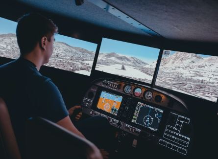 Symulator samolotu śmigłowego DA 40/42 FNPT II